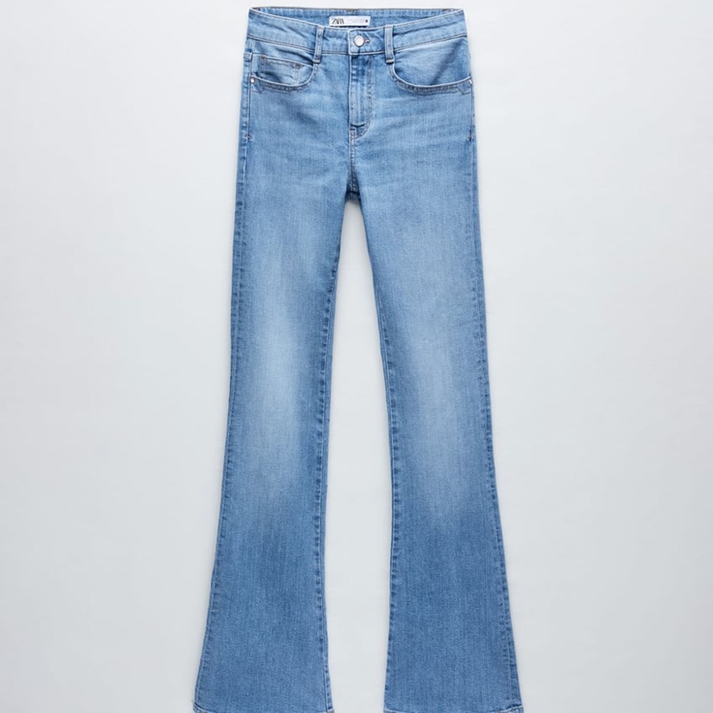 ☆ Zara Light Wash Flared Jeans 6 ☆